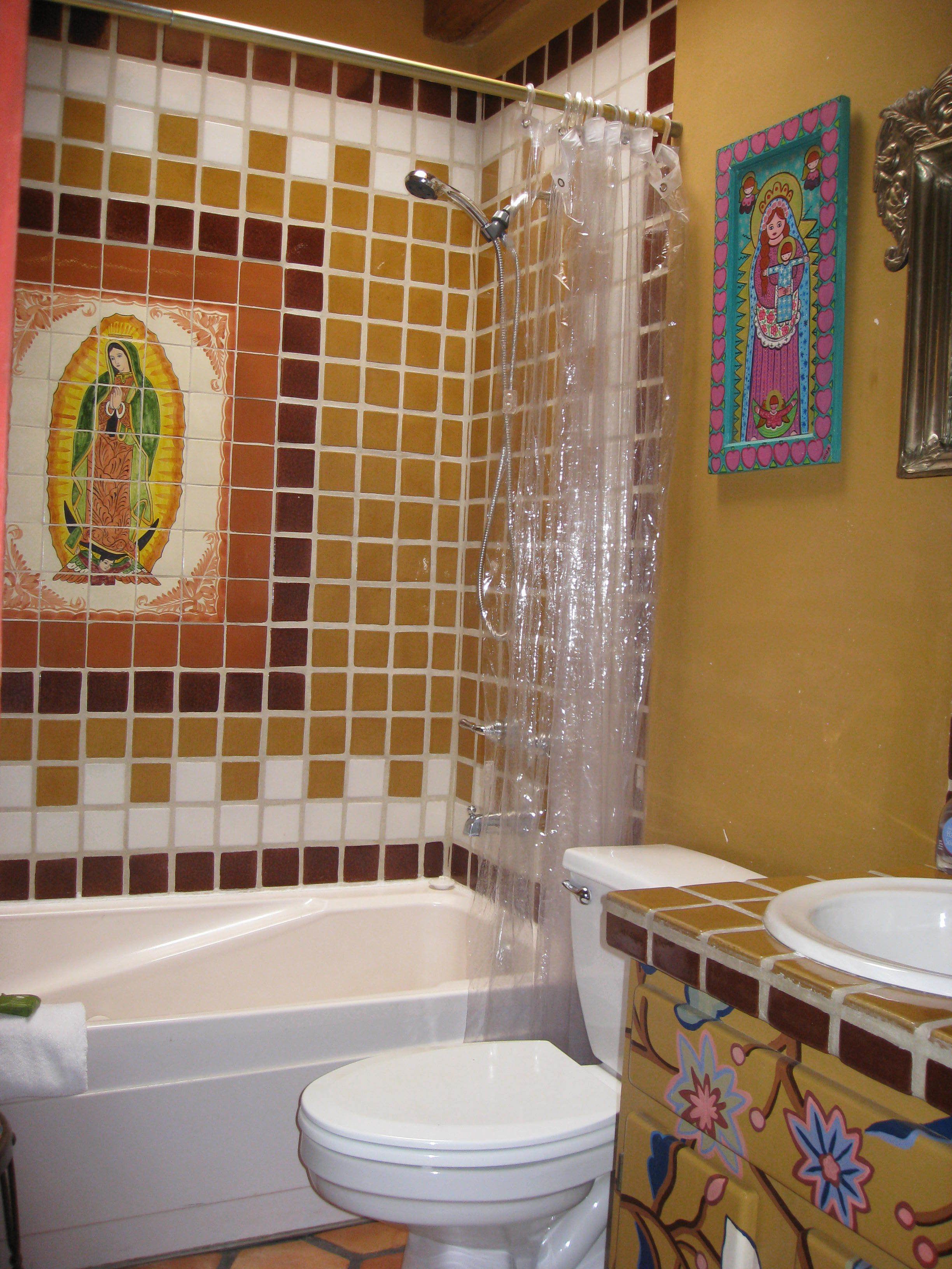 Un baño con cortina de ducha, inodoro y bañera.