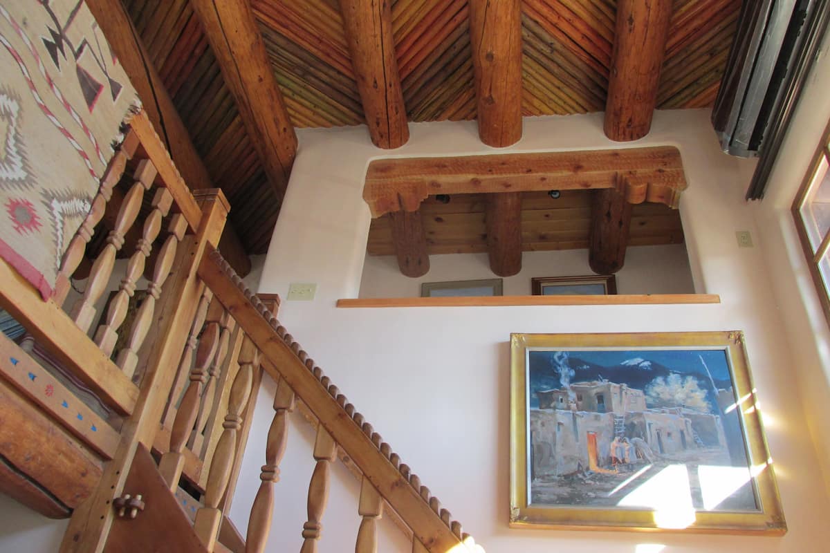 Appartement Penthouse luxueux, 1 très grand lit, baignoire à remous, vue sur la montagne | Rideaux d’obscurcissement, fer et planche à repasser