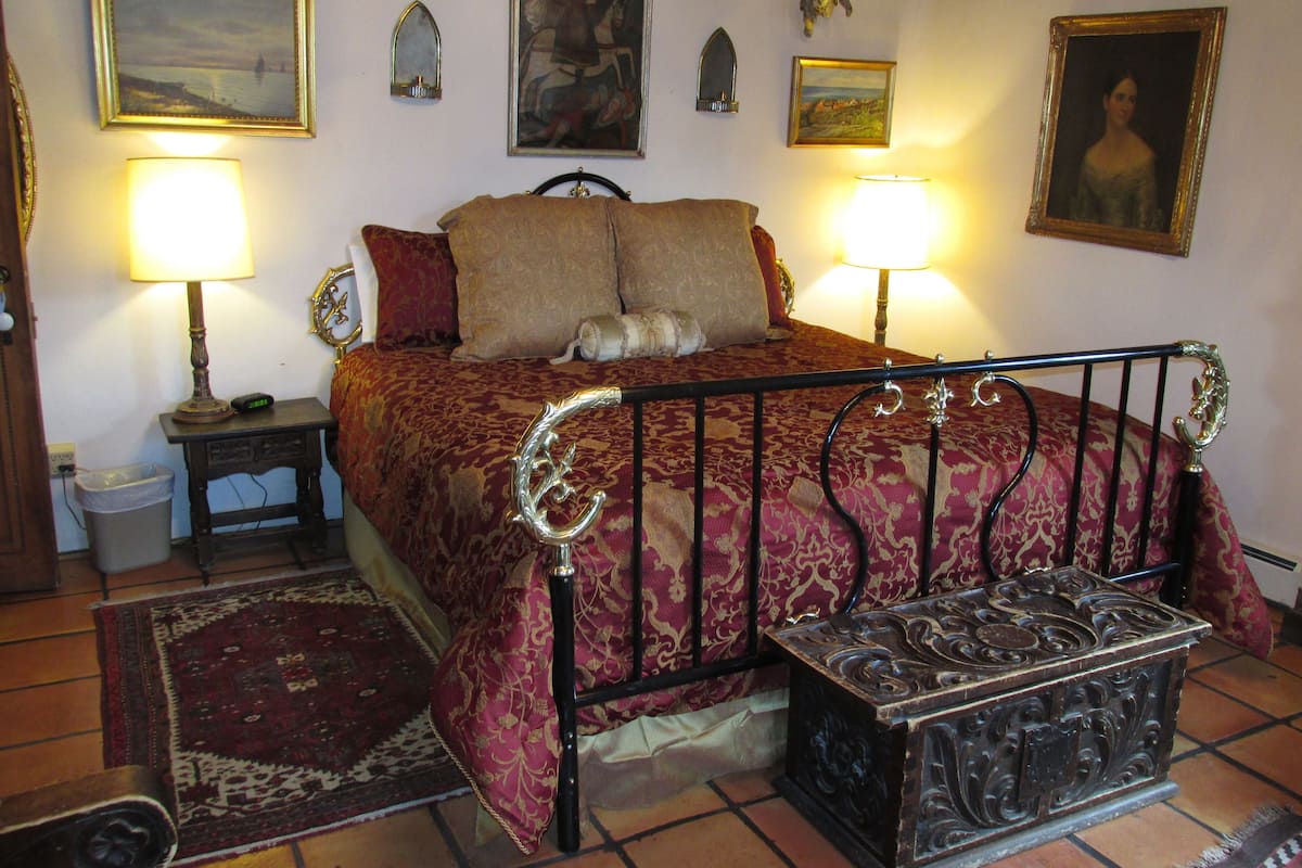 Chambre Deluxe, 1 très grand lit, foyer, vue sur la montagne | Rideaux d’obscurcissement, fer et planche à repasser