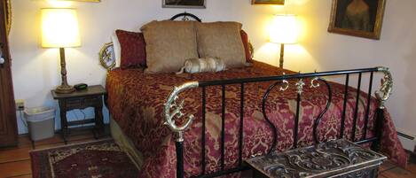 Chambre Deluxe, 1 trĂšs grand lit, foyer, vue sur la montagne | Rideaux dâobscurcissement, fer et planche Ă repasser