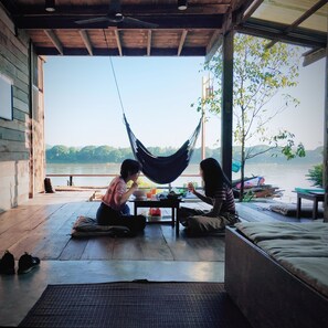 Frokost med lokale retter er inkludert hver dag