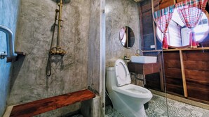 Un bagno con doccia, toilette e lavandino.
