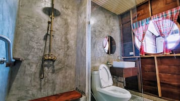 Deluxe Double bed with Riverview | Bathroom | Shower, free toiletries, hair dryer, towels