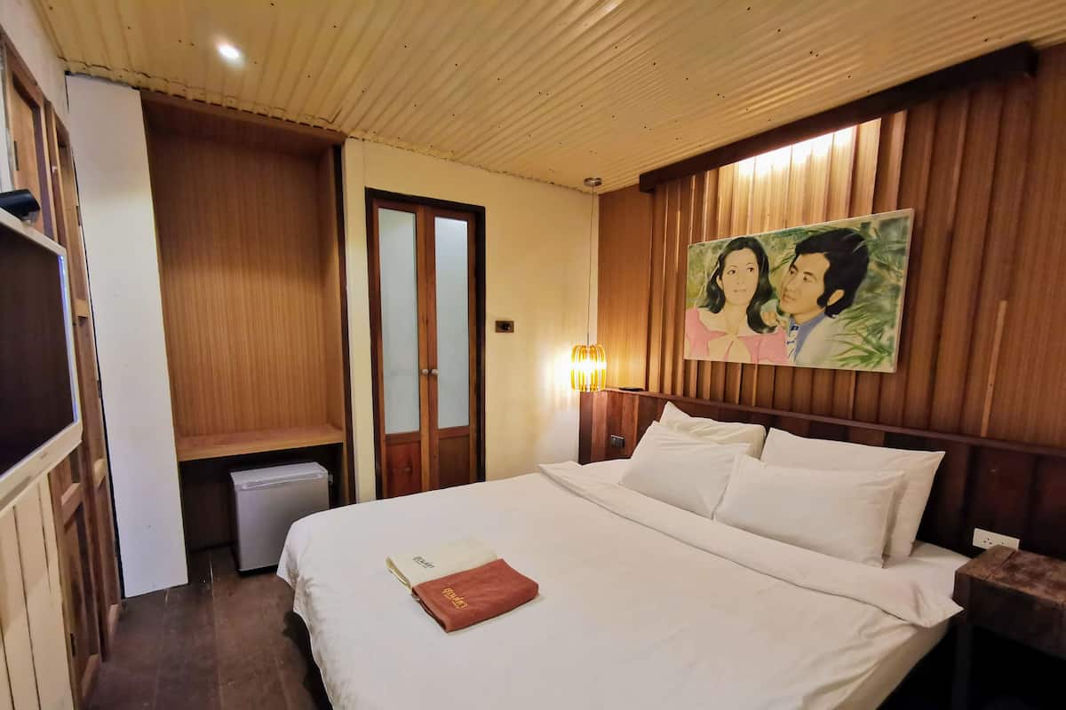Standard No Window | Desk, rollaway beds (surcharge), WiFi (free)