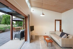 Studio 1 | Living area | Smart TV, Netflix - Studio 367 (Hillvue)