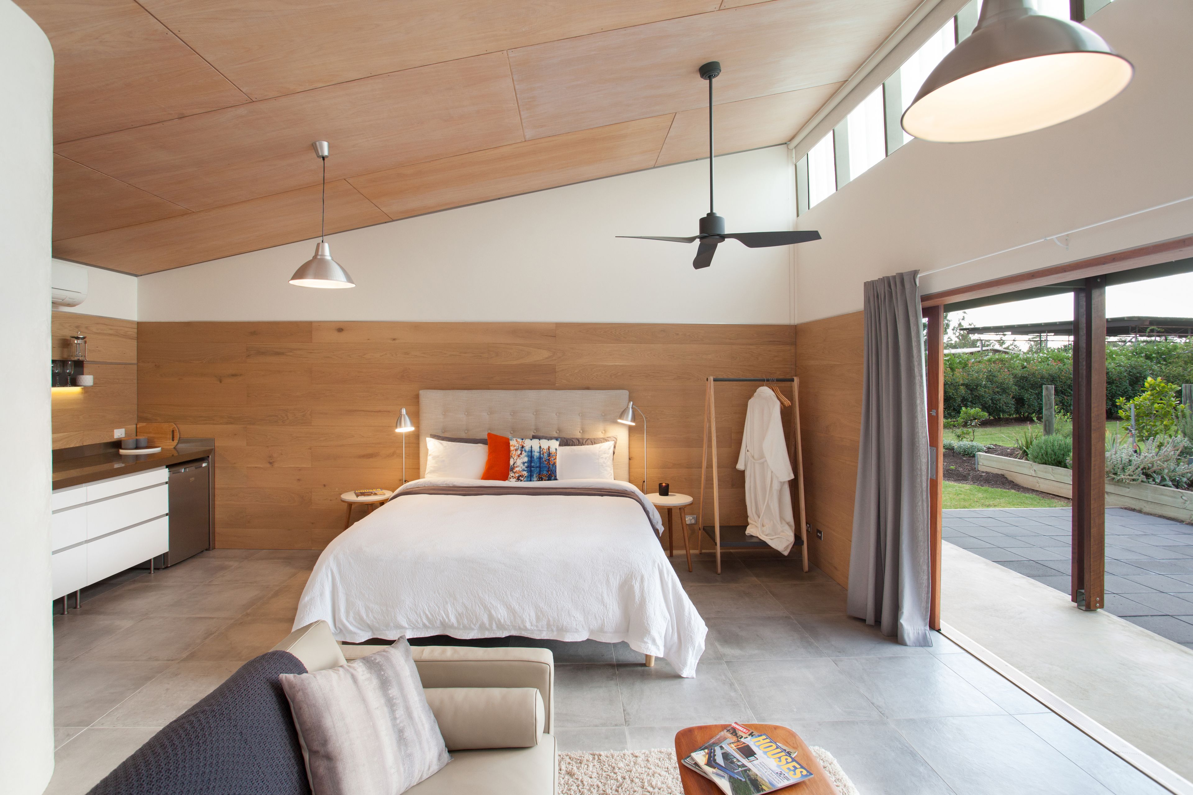 Estudio, cocina básica | Ropa de cama de alta calidad y colchones con acolchado adicional