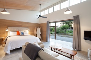 Premium bedding, pillowtop beds, iron/ironing board, free WiFi - Studio 367 (Hillvue)