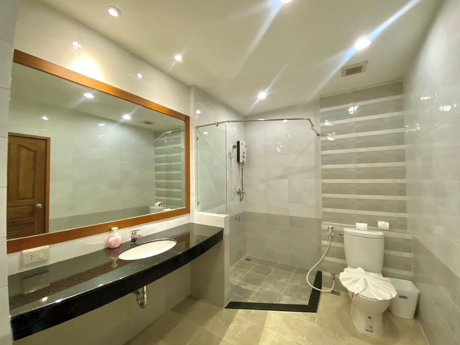 suite | bathroom