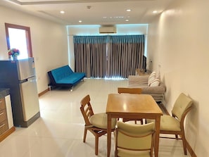 Suite | In-room safe, rollaway beds, free WiFi, bed sheets - D Hotel Pattaya (Pattaya)