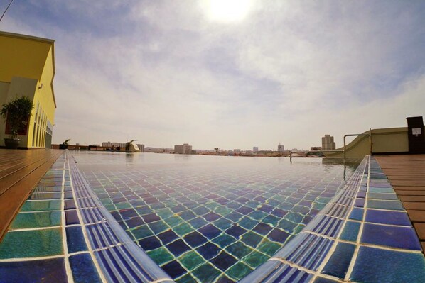 Outdoor pool - D Hotel Pattaya (Pattaya)