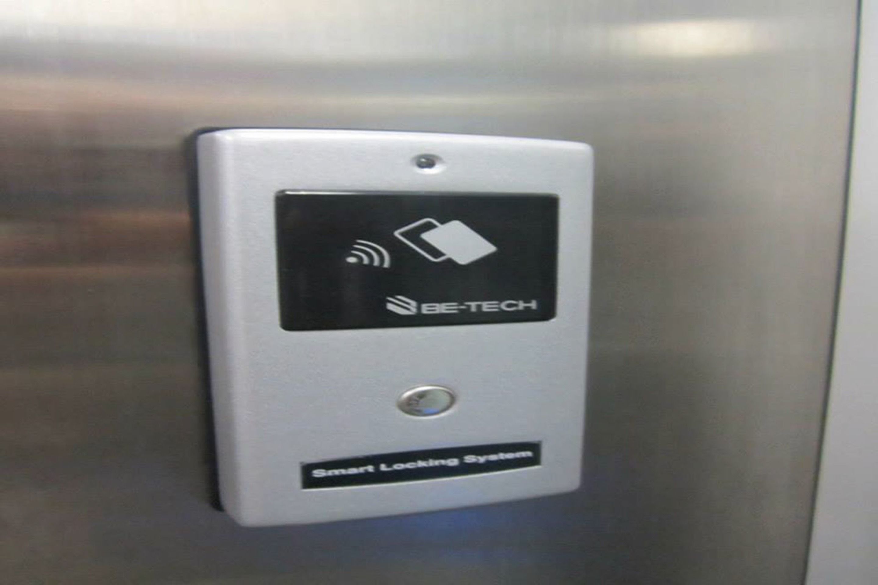 Un système de verrouillage intelligent installé sur une surface métallique.