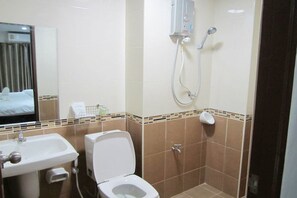Shower, free toiletries, towels - Maharaj Grand (Nakhon Si Thammarat)