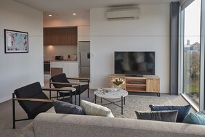 Full-size fridge, microwave, coffee/tea maker, electric kettle