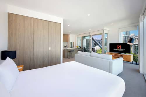 Executive Studio Apartment | Literie de qualité, coffre-fort, bureau