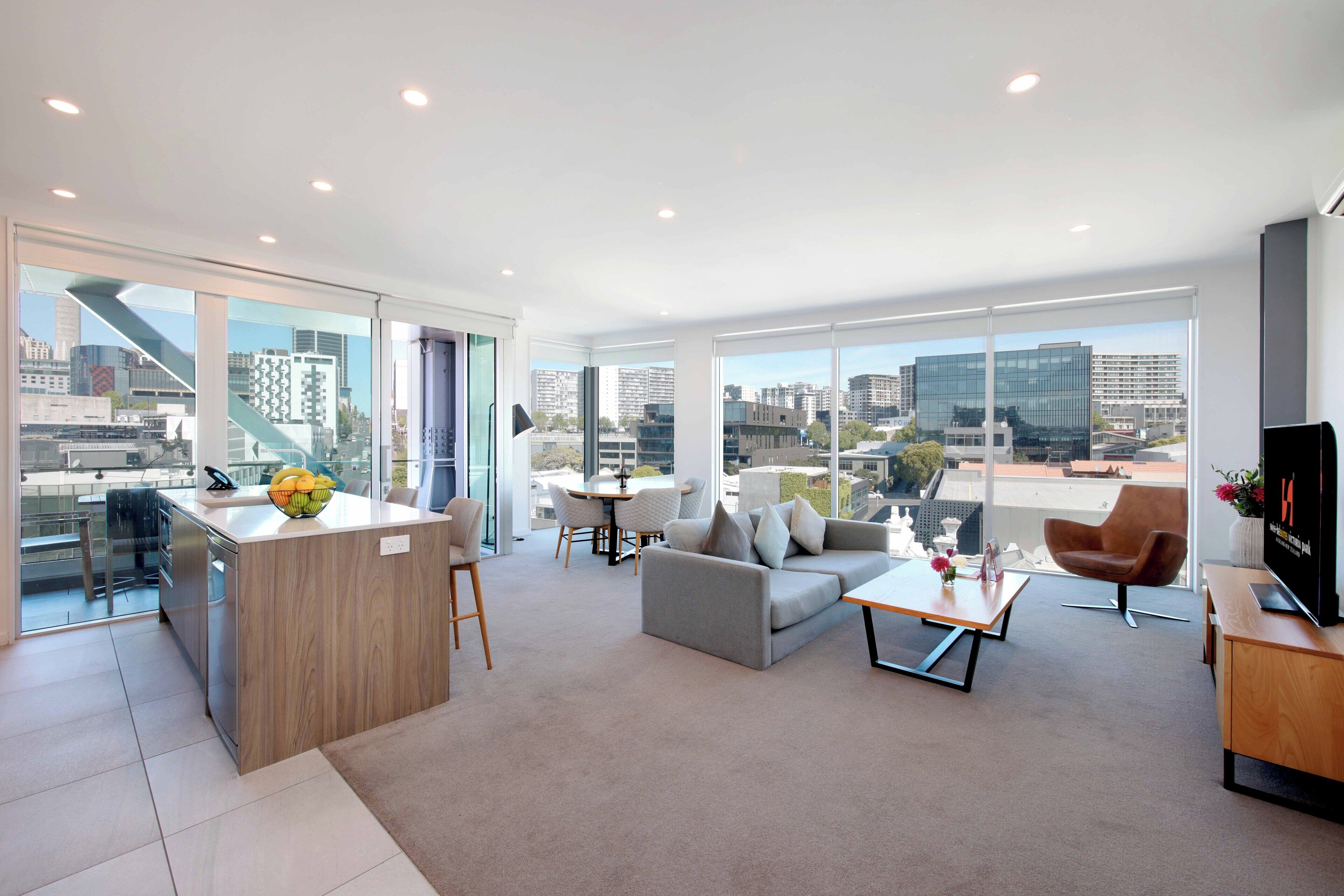 Executive Two Bedroom Apartment | Roupas de cama premium, cofres nos quartos, escrivaninha