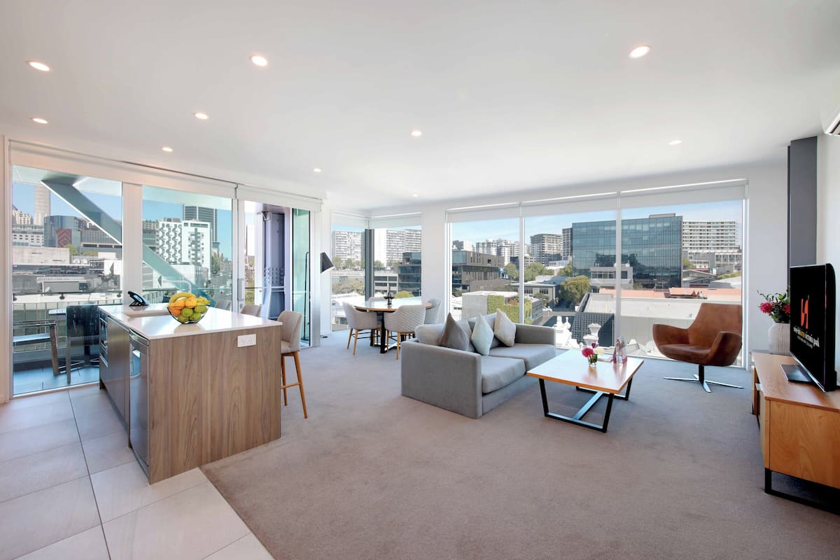 Executive Two Bedroom Apartment | Sengetøy av topp kvalitet, safe på rommet og skrivebord