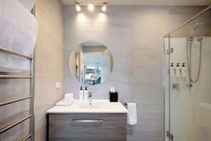 Luxe studio suite | Badkamer | Een douche, gratis toiletartikelen, een haardroger, handdoeken