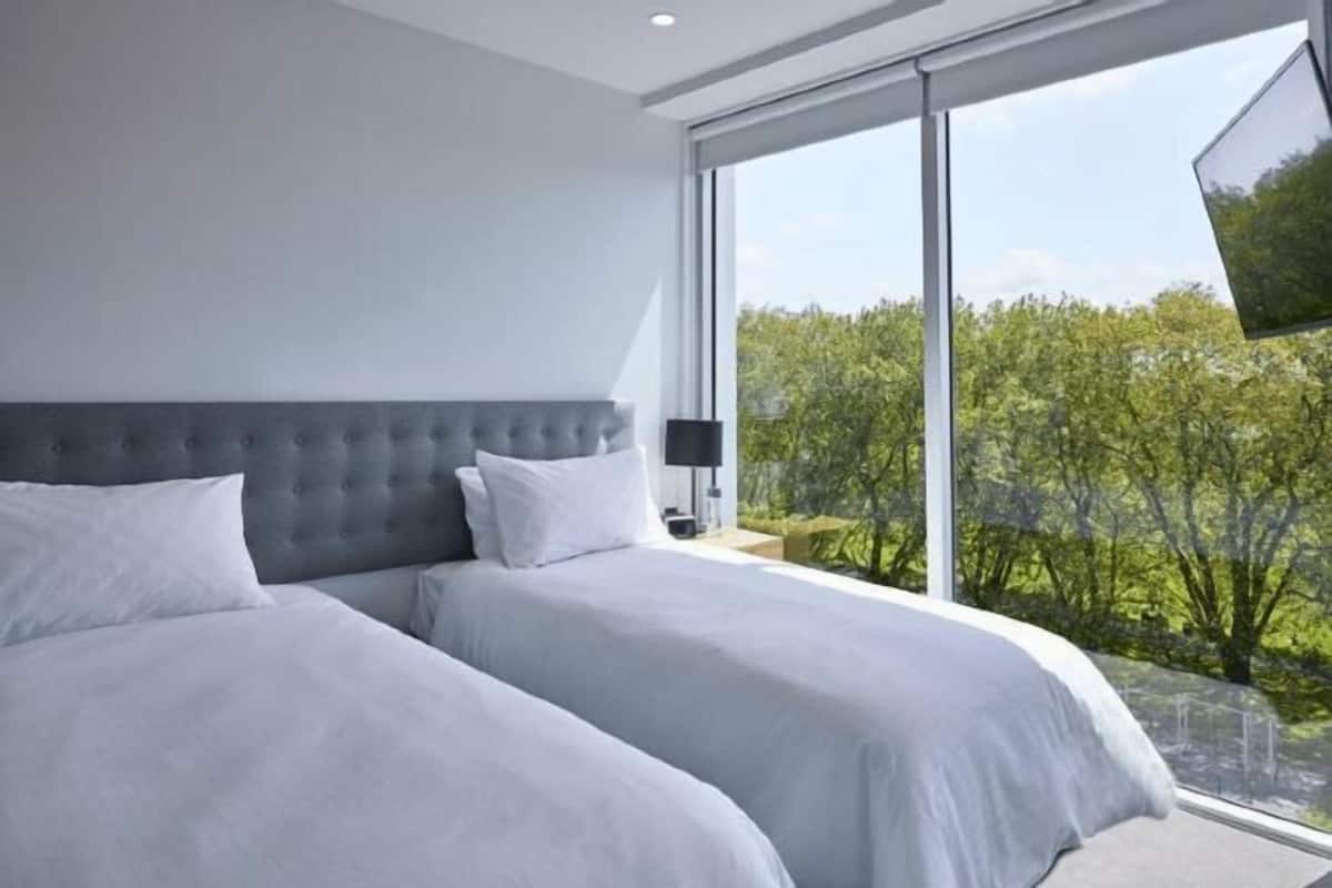 1 bedroom, premium bedding, in-room safe, desk