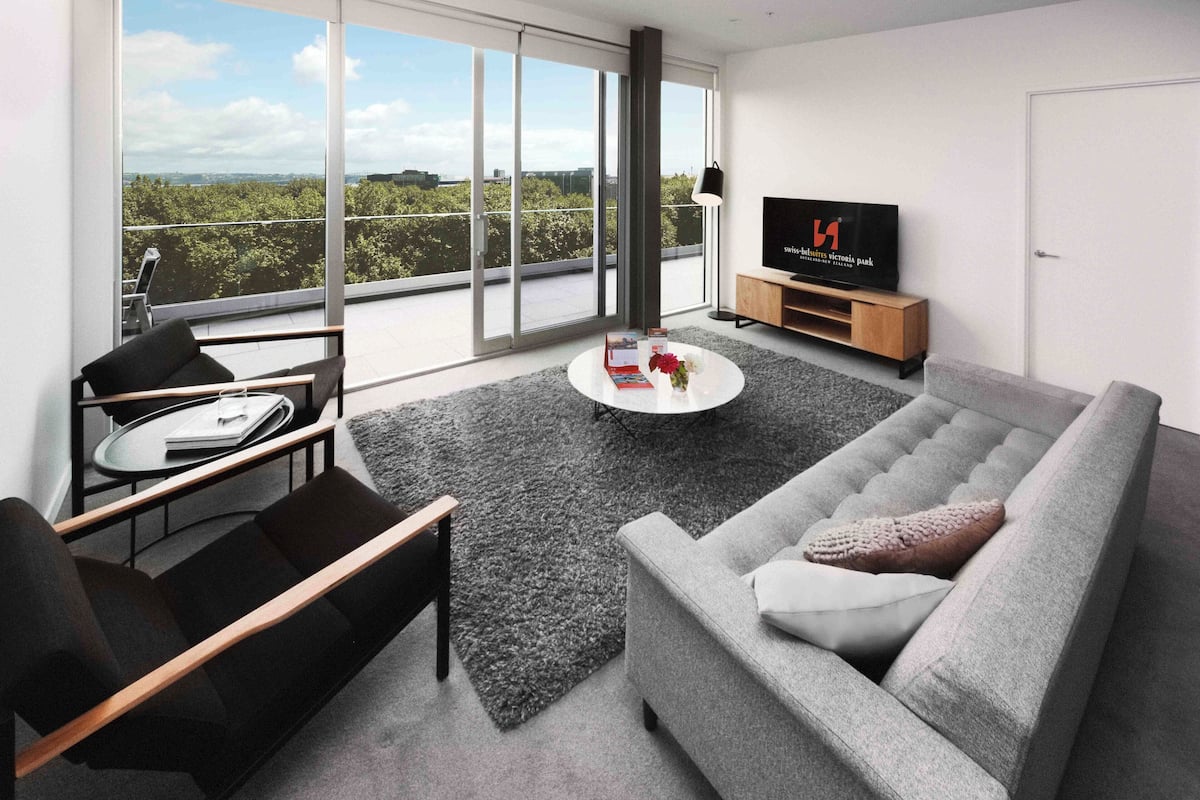 Three Bedroom Apartment | Oppholdsområde | En 50-tommers LCD-TV med digitale kanaler samt TV