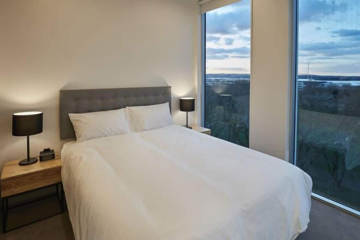1 bedroom, premium bedding, in-room safe, desk