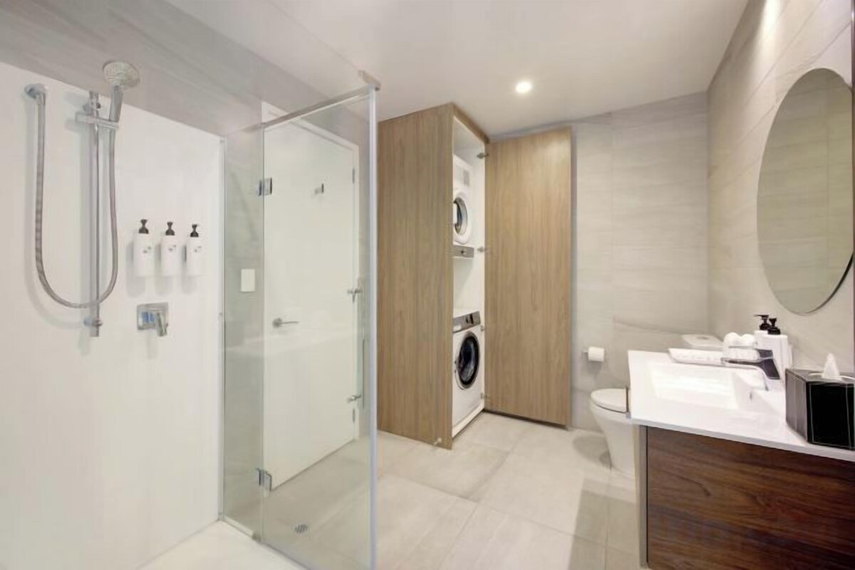Regadera, amenidades de baño gratuitas, secadora de cabello, toallas