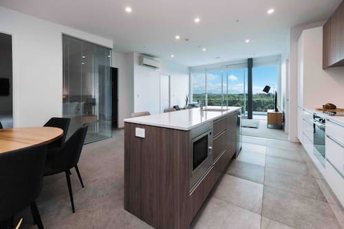 Three Bedroom Apartment | Cocina privada | Refrigerador con congelador, microondas y cafetera y tetera