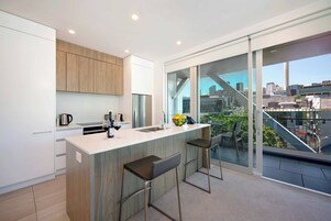 Executive Studio Apartment | Cocina privada | Frigorífico grande, microondas, cafetera o tetera y hervidor eléctrico