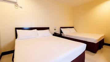 Family Room | In-room safe, desk, free WiFi, bed sheets