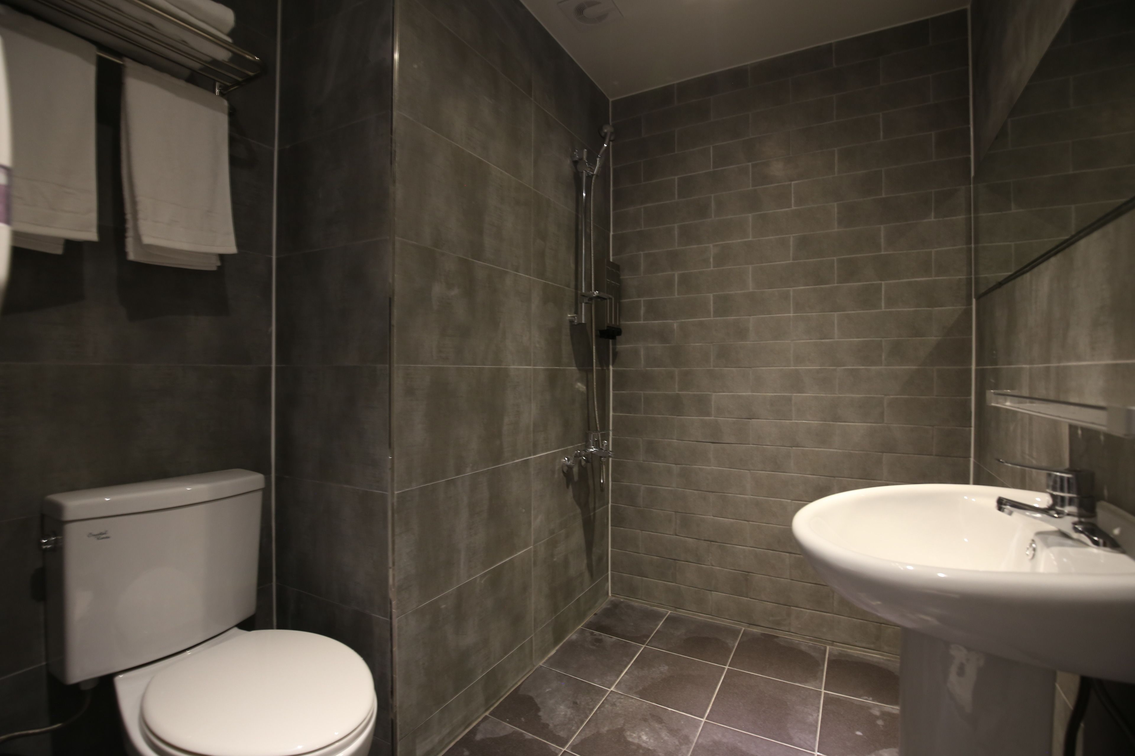 스탠다드 트윈룸 | 욕실 | 무료 세면용품, 헤어드라이어, 목욕가운, 슬리퍼