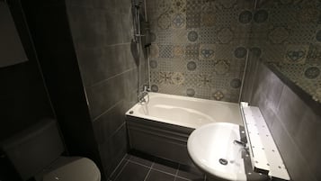 Habitación doble estándar | Baño | Amenidades de baño gratuitas, secadora de cabello, batas, pantuflas
