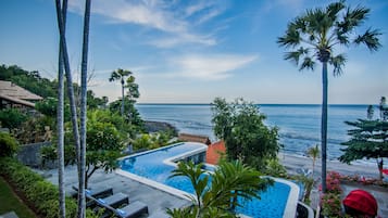 2 outdoor pools, pool loungers