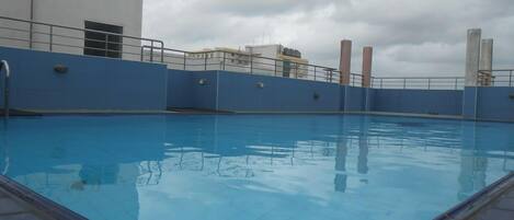 Una piscina al aire libre