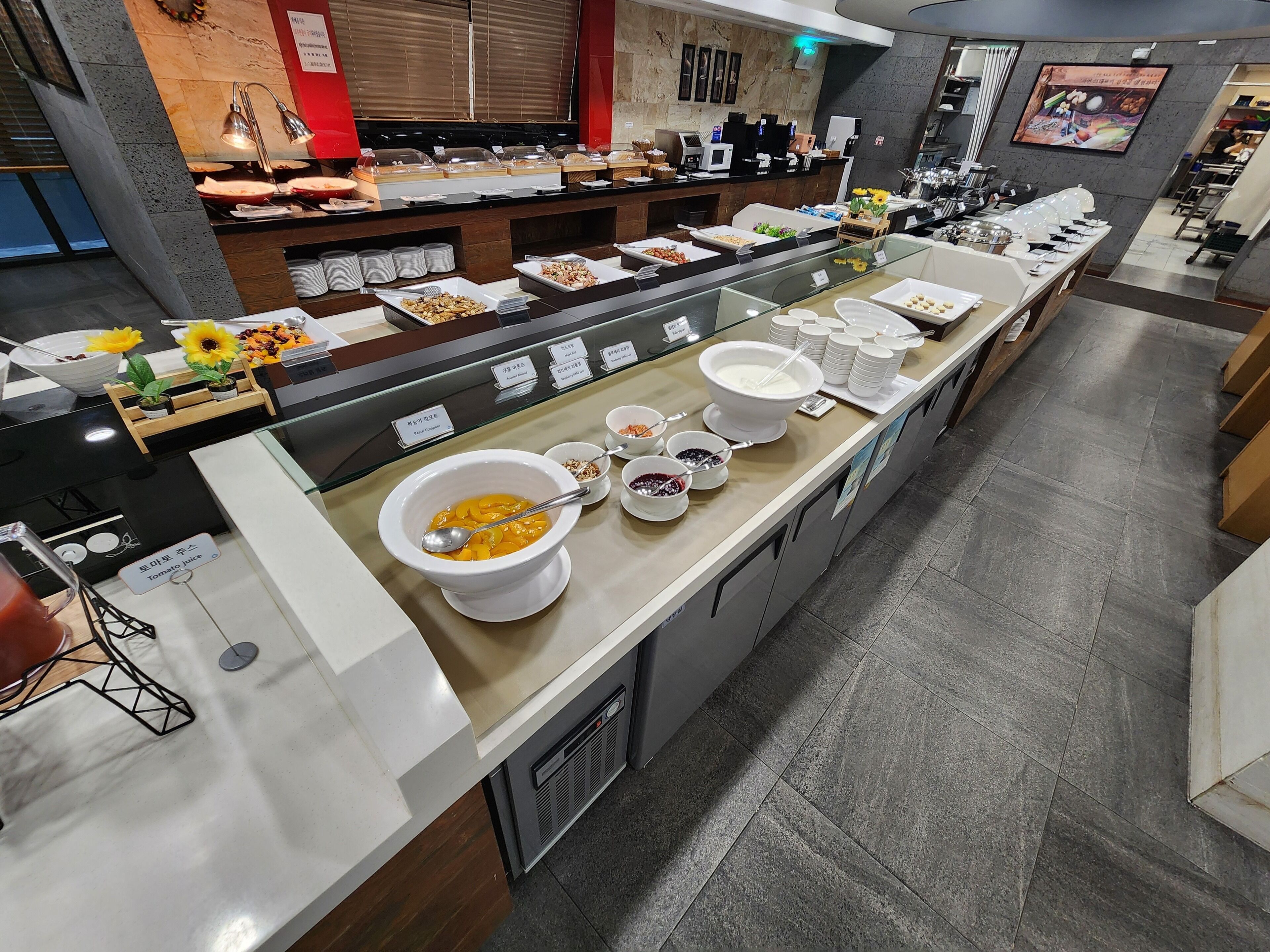Ein Buffet mit verschiedenen Speisen und Geschirr.
