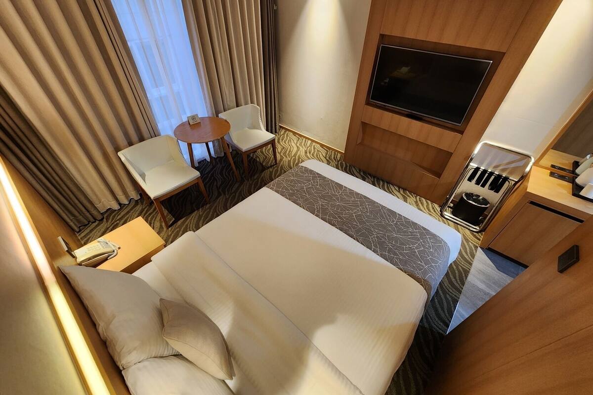 In-room safe, bed sheets