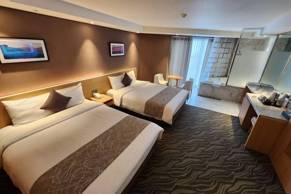In-room safe, bed sheets