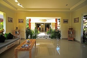 Lobby sitting area - Uma de Villa Sanur (Denpasar)