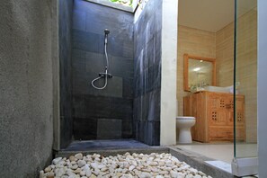 Ducha, artículos de higiene personal gratuitos y toallas