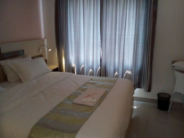 Bureau, Wi-Fi gratuit, draps fournis