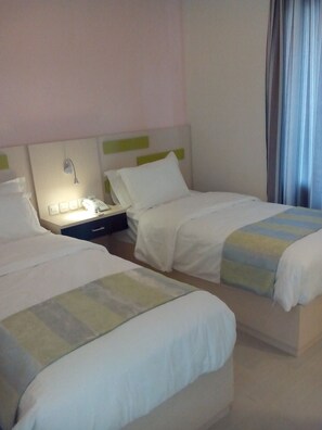 Habitación superior con 2 camas individuales | Escritorio, wifi gratis, ropa de cama