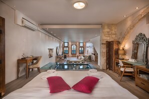 Egyptian cotton sheets, premium bedding, free minibar, in-room safe - Residenza Vranas Boutique Hotel (Chania)