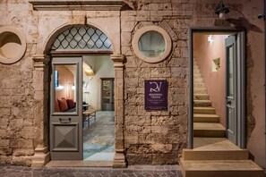 A stone building entrance with a sign for 'Residencia Vranas' and a staircase leading inside. - Residenza Vranas Hotel (Chania)