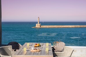 Penthouse Panoramique, 2 chambres, bain à remous, en front de mer | Terrasse/Patio