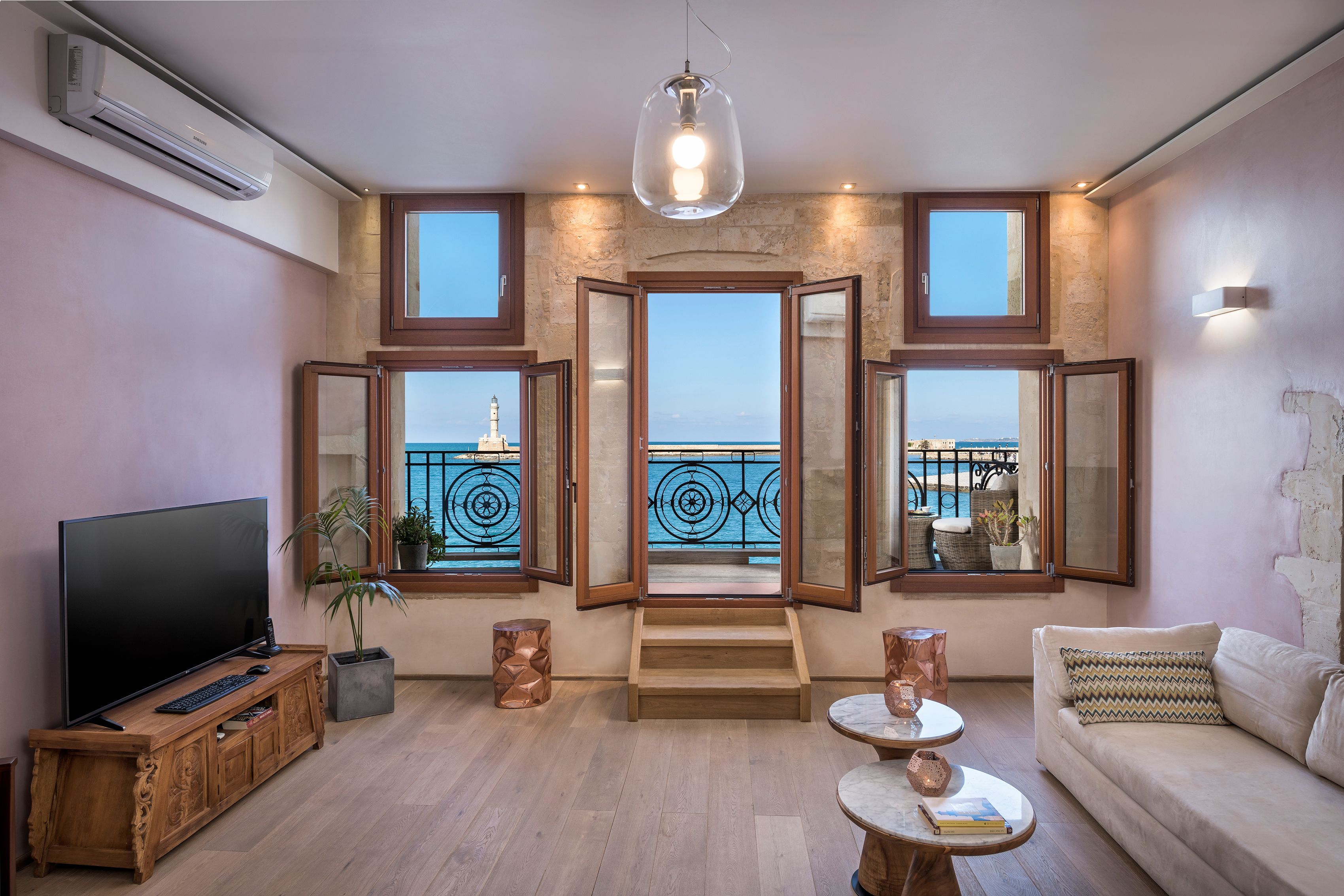 Superior-Suite, Balkon, Meerblick (with Heated Private Plunge Pool) | Wohnbereich | Smart-TV, Netflix, iPod-Dockingstation, Computer