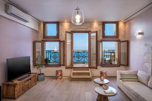 Superior suite, balkon, uitzicht op zee (with Heated Private Plunge Pool) | Woonruimte | Smart-tv, Netflix, een iPod-dock en een computer