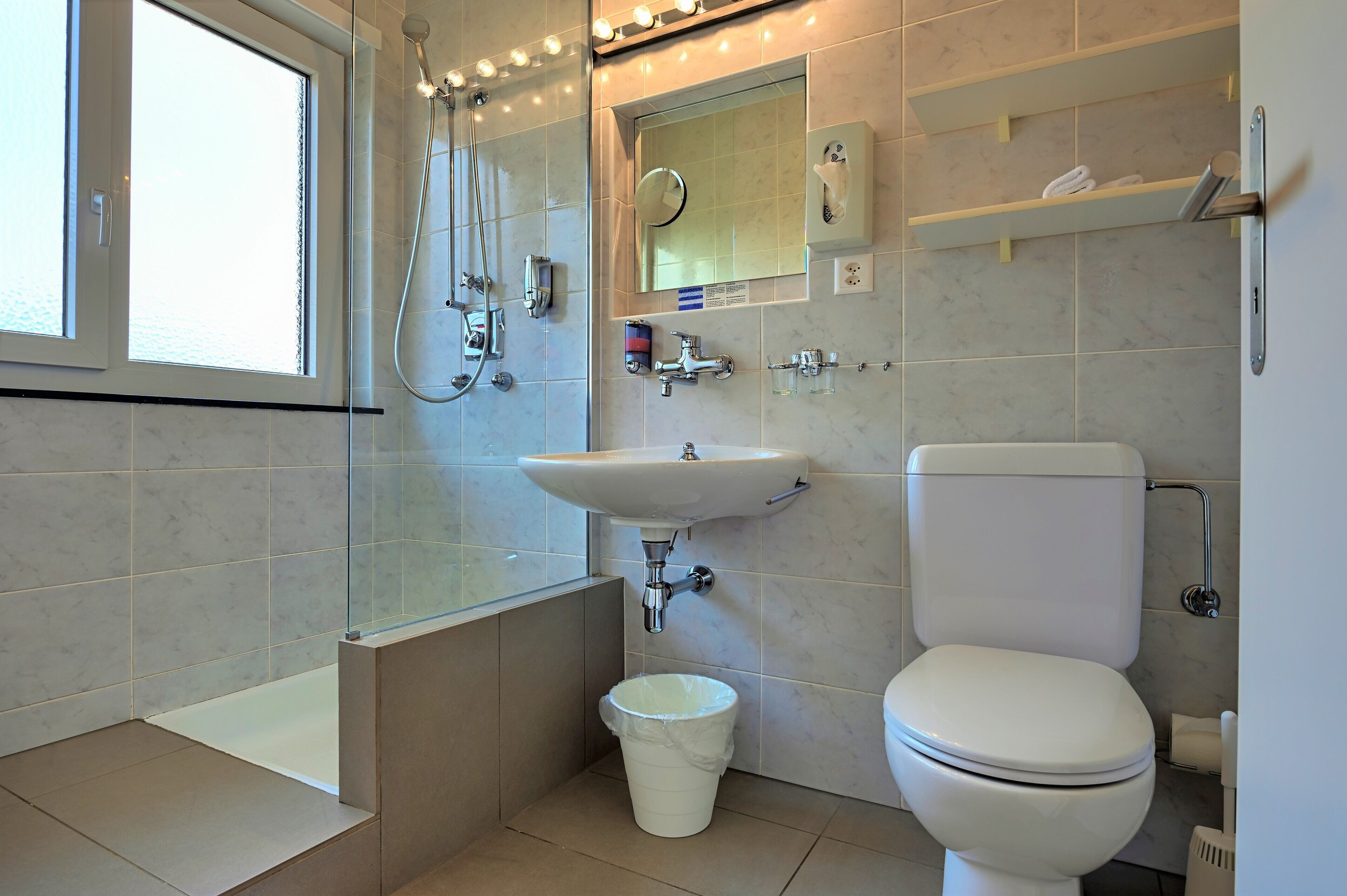 economy double room, balcony | bathroom | towels