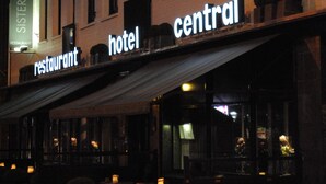A building with a sign that reads "Hotel Central" and "Sistermans Restaurant."