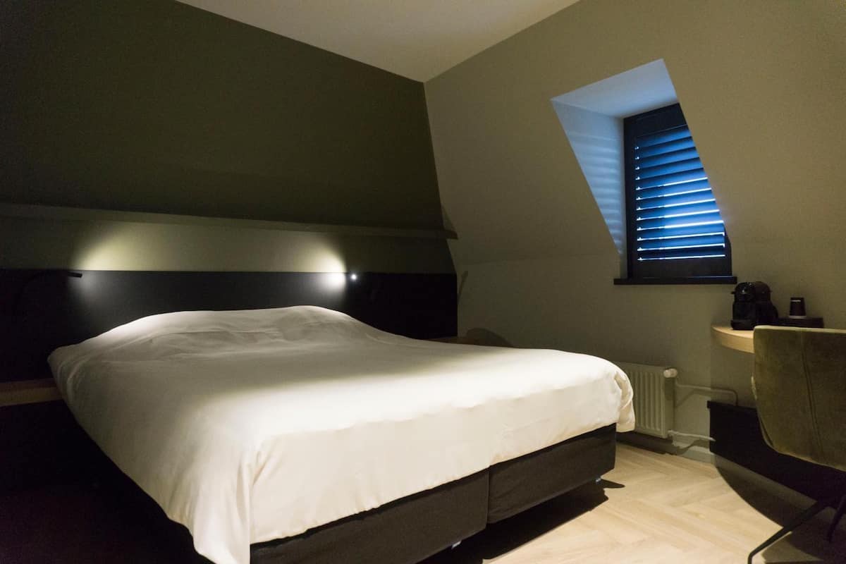 1 bedroom, hypo-allergenic bedding, minibar, in-room safe