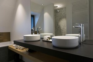 Kamar Deluks | Kamar mandi | Perlengkapan mandi desainer, pengering rambut, handuk, dan sabun