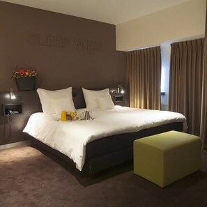 Kamar Double Comfort | Seprai antialergi, minibar, brankas, dan meja kerja