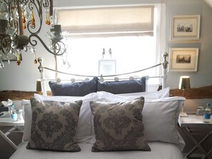 غرفة مزدوجة - بحمام خاص (Sleeps 4) | أغطية فراش متميزة وتجهيزات عازلة للصوت وواي فاي